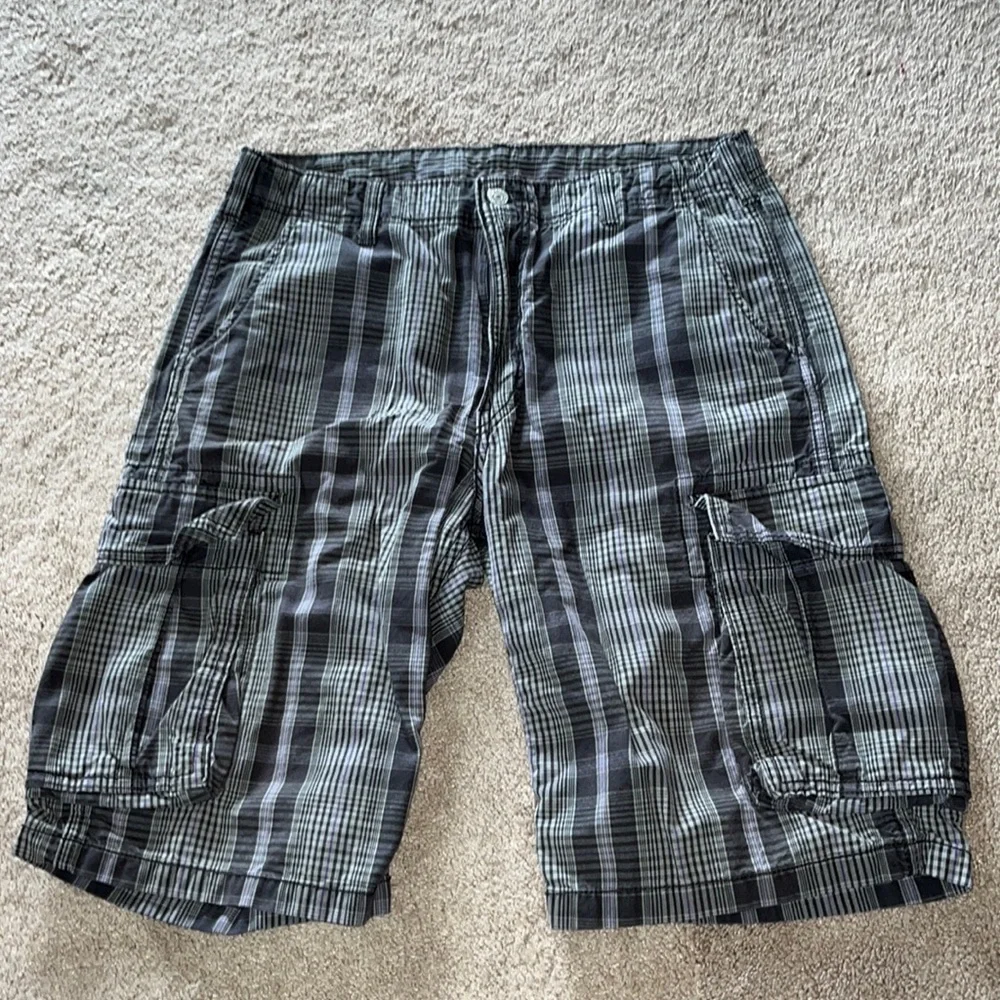 Levi’s charcoal gray/purple plaid cargo shorts size 32